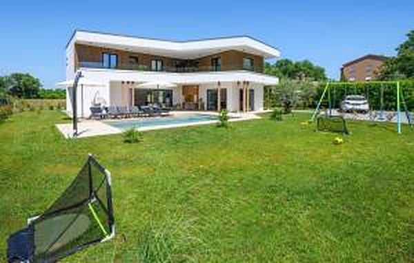 The garden lawn in front of the villa