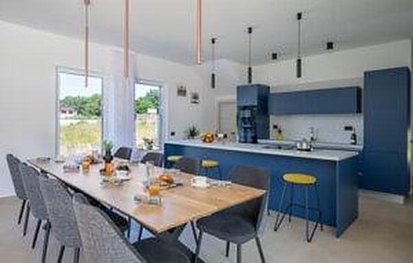 The kitchen with its island and the dining table