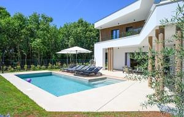 The private pool with sun loungers in front of the villa